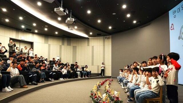 “엄마, 아빠, 사랑합니다!”… 포스코 어린이집 원아들, 어버이날 부모 일터 찾아 감사 전해