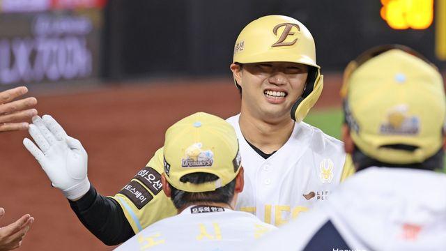 '결정적 호수비→1116일 만의 홈런' 이런 선수 있었기에, 한화 9연승 가능했다…1할의 타율이 설명해주지 않는 것들 [대전 현장]