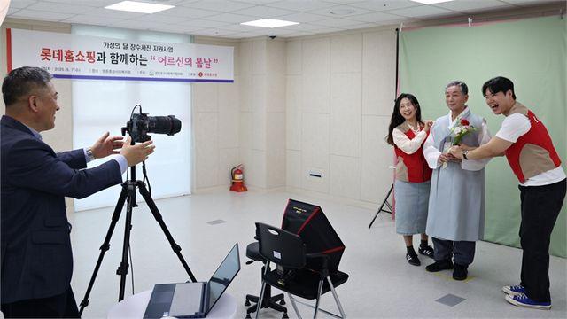 롯데홈쇼핑, 영등포구 독거 어르신 50명에 따뜻한 하루 선물