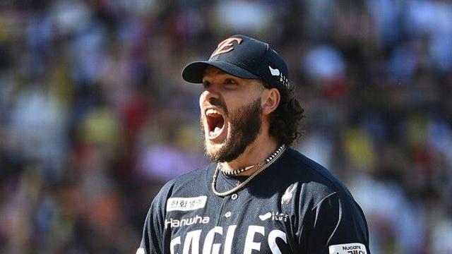 '절대적 에이스' 한화 1위 이끈 폰세, KBO 월간 MVP로…