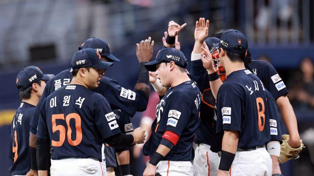 1위 한화 9348일 만에 10연승, 9회 문현빈 결승포 짜릿한 역전승