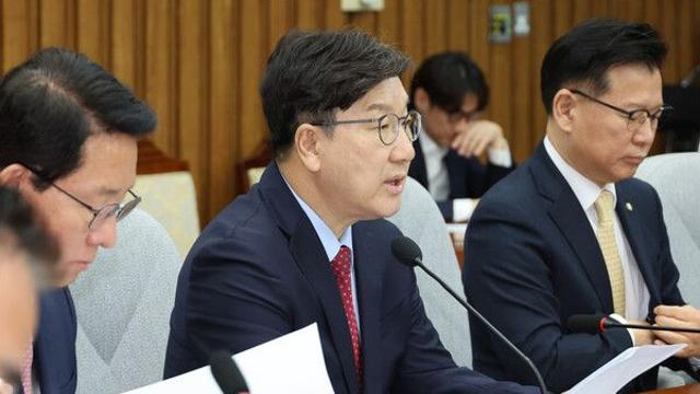 권성동 “11일 전 단일화 이뤄져야”···김문수 측 “후보 교체 불가, 여론조사 무효”