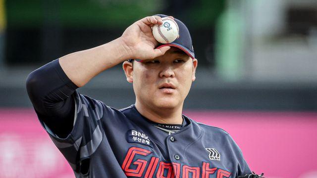 '2군 ERA 6.90' 롯데 한현희, 시즌 첫 1군 등록...부활이 절실해