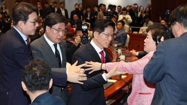 국힘, '김문수→한덕수' 후보 재선출절차 돌입