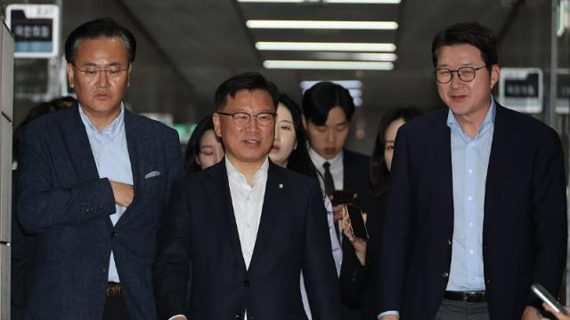 국민의힘, 8~9일 여론 조사 결과 우위로 후보 교체