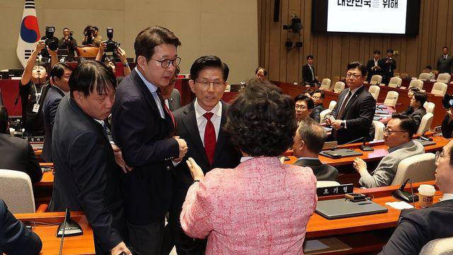 국힘, 대선 24일 앞두고 후보 강제교체 착수…정국파장 예측불허