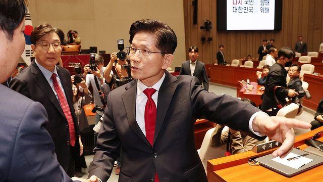 '꼿꼿문수'로 뜬 김문수, 일주일 만에 '후보교체' 낙마 위기