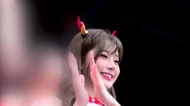 ‘4억 치어리더’ 이주은, 유니폼으로 감추지 못한 아찔한 치명미…LG팬들 좋겠네 [스타스느스]