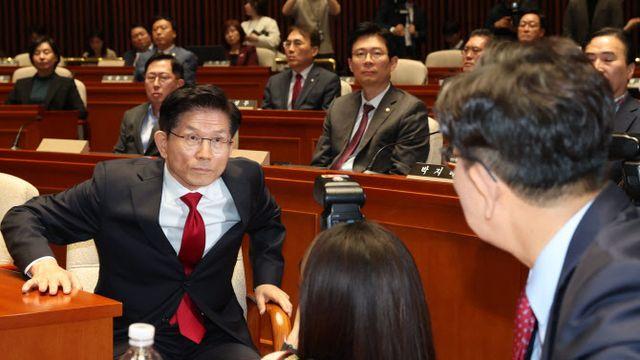 법원에 공 넘겼던 ‘국힘 단일화’…결국 ‘후보 강판’ 대혼란 [사사건건]