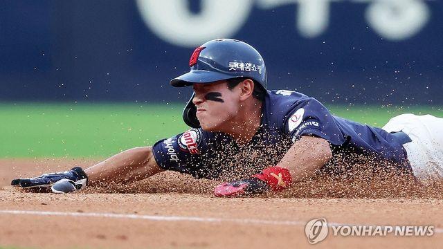 롯데 황성빈, 재검 결과도 손가락 골절…복귀에 8∼10주 예상