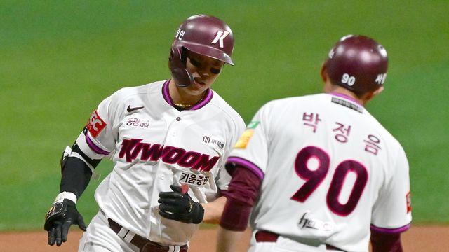 한화 '10연승' 빨간불?…1군 콜업된 이주형에 이어 송성문까지, 슈퍼 히어로즈포 쾅! [고척 라이브]