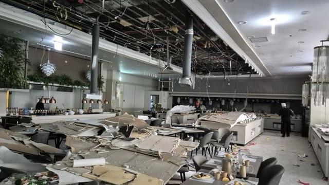 식사 중 날벼락…웨딩홀 천장 마감재 무너져 하객 10명 부상