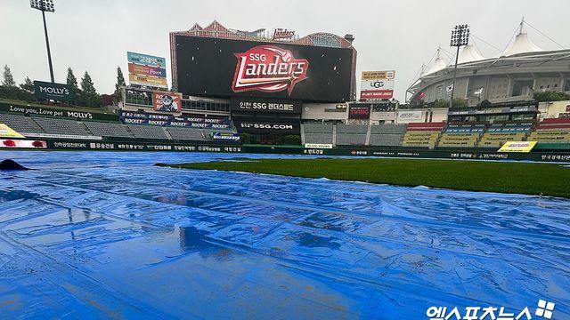 비 쏟아지고 기온도 뚝…10일 문학 KIA-SSG전 DH 1차전 취소 확정→11일 DH 재편성 [문학 현장]