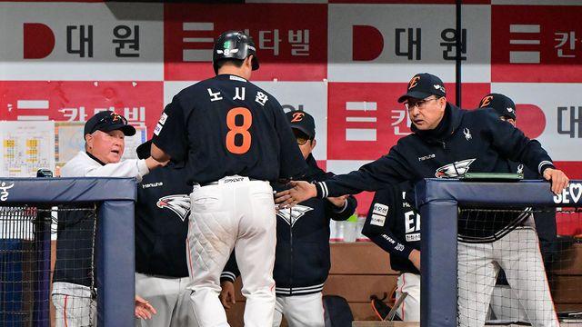 한화, 11연승 보인다!...폰세 무실점 괴력투+2이닝 연속 득점→5회초 5-0 리드 [고척 라이브]