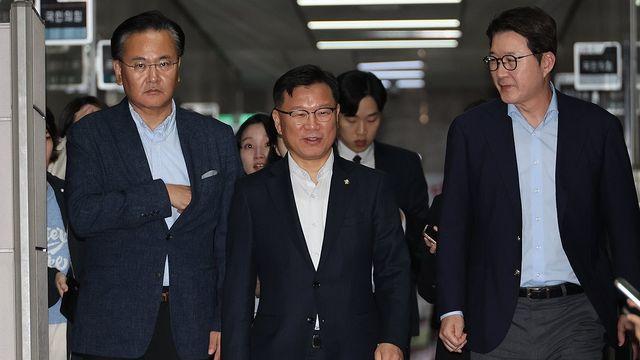 새벽 3시 공고에 한덕수 단독신청…국힘, 한밤 새며 속전속결 후보교체(종합)