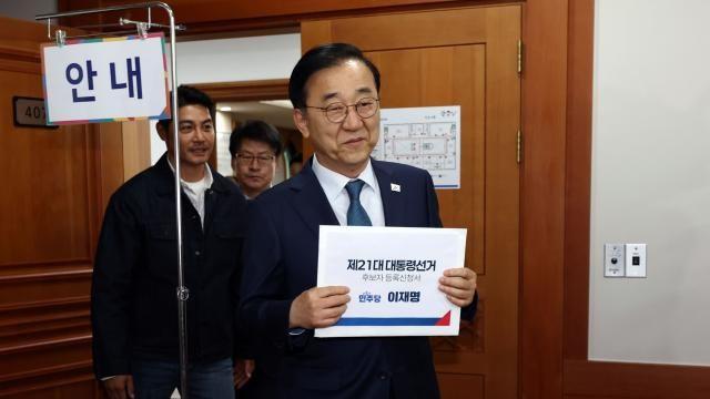 대선 후보 등록 첫날 6명 서류 제출…이재명 30억·이준석 14억 재산 신고