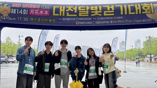 [월화수목 달빛걷기] 충남청소년문화교류봉사단 인연… 은수 씨 초대로 대전 와 대회 참가