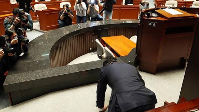 “오늘부터 원팀” 큰절한 김문수…이재명 향해 '작심 발언'