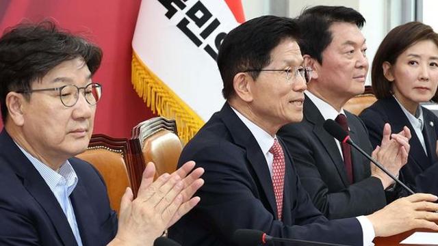 벼랑 끝에서 살아난 권성동이 김문수 앞에서 한 말