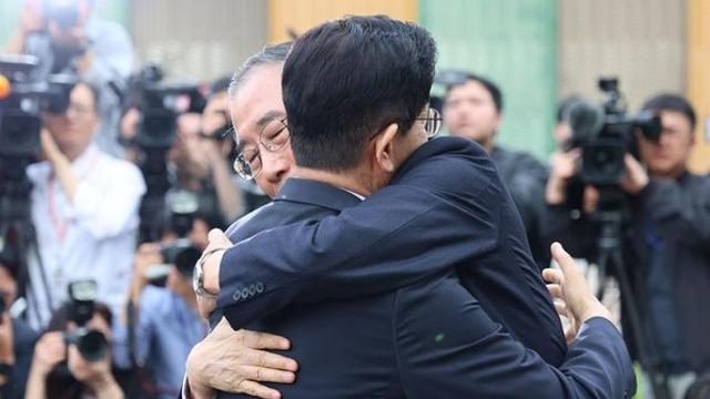 [속보] 김문수 “선대위원장 맡아달라” 한덕수 “실무적으로 논의해야”