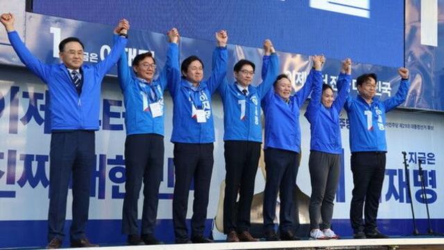 부산도 '공식 선거전'…민주 '한표 호소', 국힘 '큰절 사과'(종합)