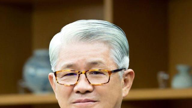 SK그룹 '맏형' 최신원, SK 주식 전량 매도