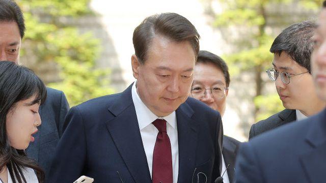 윤 전 대통령, 질문에 '묵묵부답'…빠른 걸음으로 법정 향해