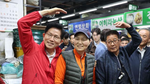 김문수, 가락시장서 첫 대선 선거운동…상인들 애환 경청