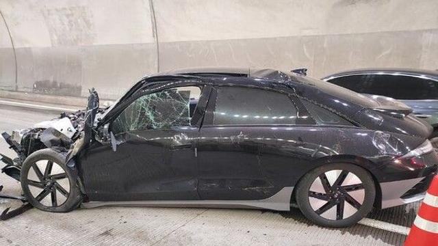 임실 터널서 승용차가 정차 중인 1t트럭 '추돌'…2명 경상