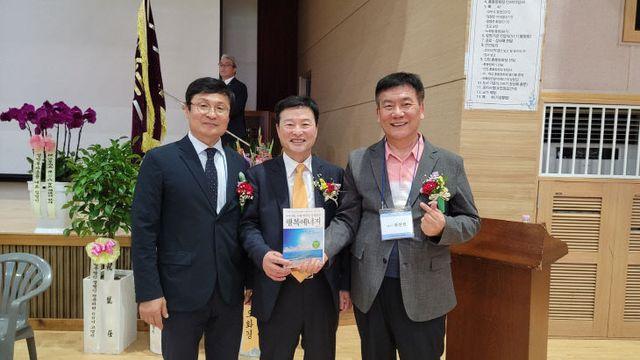 강경상고 권선복 동문, 모교에 도서 1,000권 기증