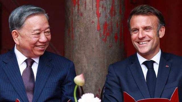 마크롱, 베트남과 12건 넘는 국방, 원자력, 무역 협정 서명