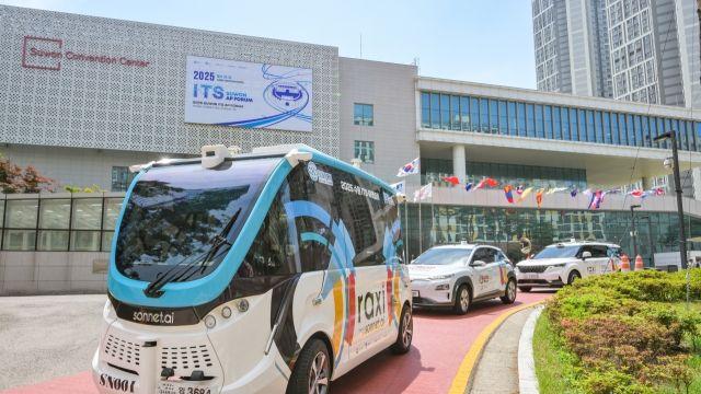수원 ITS 아태총회 시승용 '자율주행차', 신호 좌회전 중 승용차 충돌