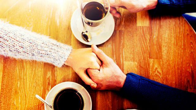 다른 남성 허벅지 만지고 기댄 아내… 스킨십 지적하자 