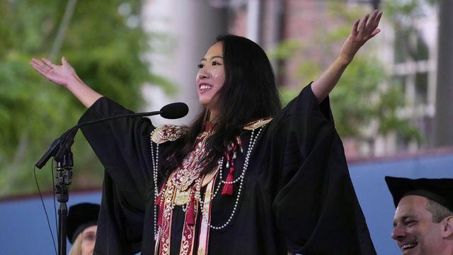 하버드대 졸업식 연설로 화제 모은 中여학생, '뒷문 입학' 논란