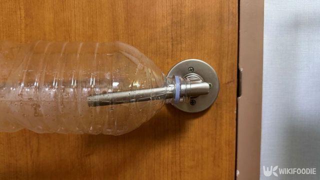 문고리와 생수병이 만났더니… 믿기 힘든 일이 벌어졌습니다