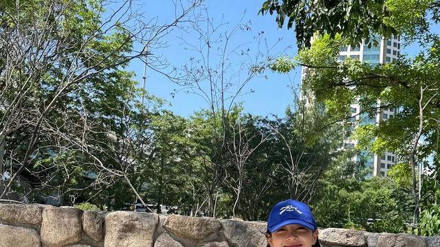 김세정, 청량한 화이트 튜닉으로 산책룩 정석 완성