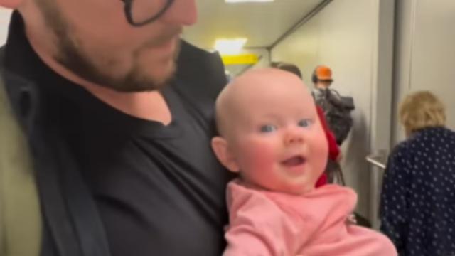 “미안해요”… 8시간 비행 뒤 아기가 전 승객에게 사과한 이유