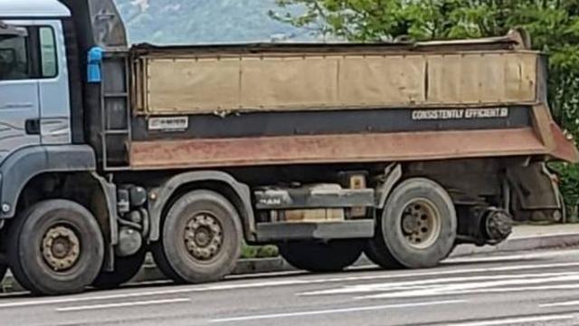 덤프트럭서 빠진 바퀴 버스정류장 덮쳐…여고생 46일째 의식불명