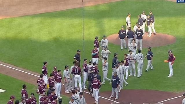 '볼파크 1호 벤치클리어링' 터졌다…폰세 