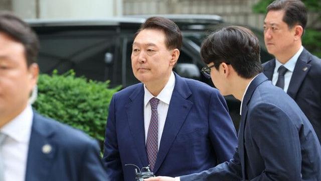 특검 수사 본격화…법원도 '내란 혐의' 윤석열·김용현 재판