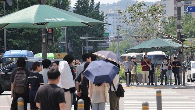 화요일 장마전선 북상으로 전국에 비…덥고 습한 '무더위'