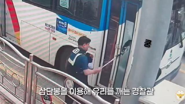 '쾅쾅쾅!' 삼단봉으로 버스 문 박살낸 경찰…무슨일?