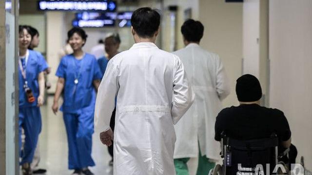 '박단 사퇴' 어수선한 의료계…전공의 복귀? 어정쩡 봉합?