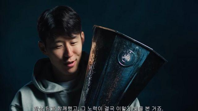 토트넘 다큐 인터뷰 할때도 트로피 안고있는 손흥민ㅋㅋㅋ
