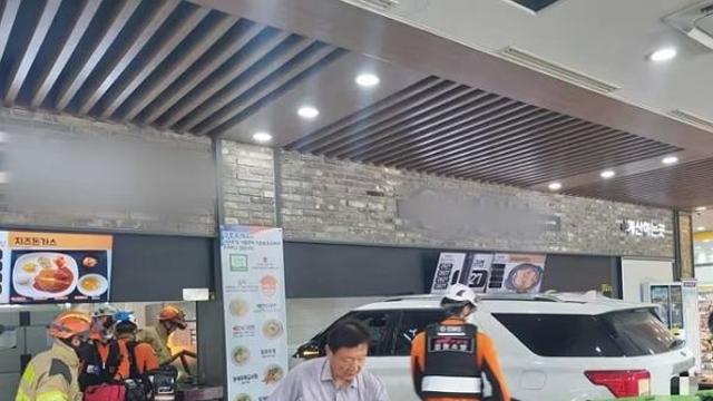 강릉 대관령휴게소 식당에 80대 할머니가 몰던 SUV 돌진… 16명 다쳐