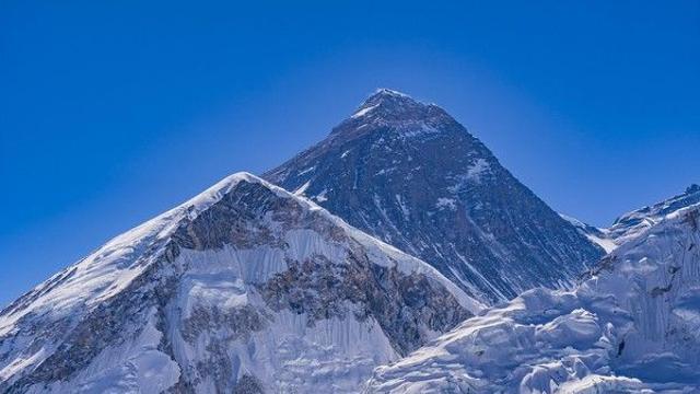 쓰레기더미 '에베레스트'...'청소 드론'이 해결했다