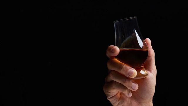 “시청자 때문” 노래방 도우미 불러 ‘라방’한 30대 공무원 ‘해임’