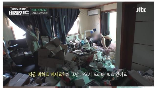 쓰레기 집에 고립된 30살 남자...청소 후 한달 뒤...JPG