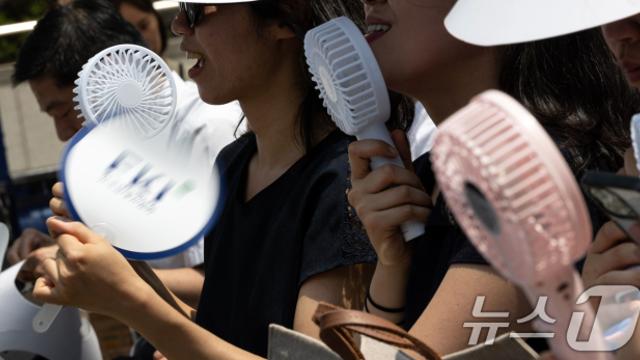 요즘 사람들이 많이 들고 다니는 여름 생존 아이템
