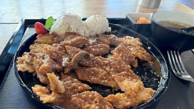 돈까스 먹을때 썰어놓고? or 썰면서?